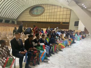 Journée Mondiale de l&rsquo;Afrique : Rencontre du Pape François avec les enfants représentants tous les pays africains organisées par les Ambassadeurs résidents du Groupe africain accrédités auprès du Saint-Siège (29 mai 2023) dans la Salle Paul VI